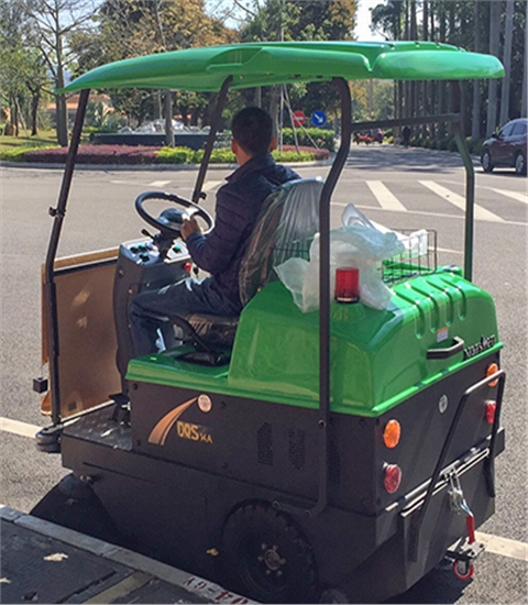 驾驶式扫地车