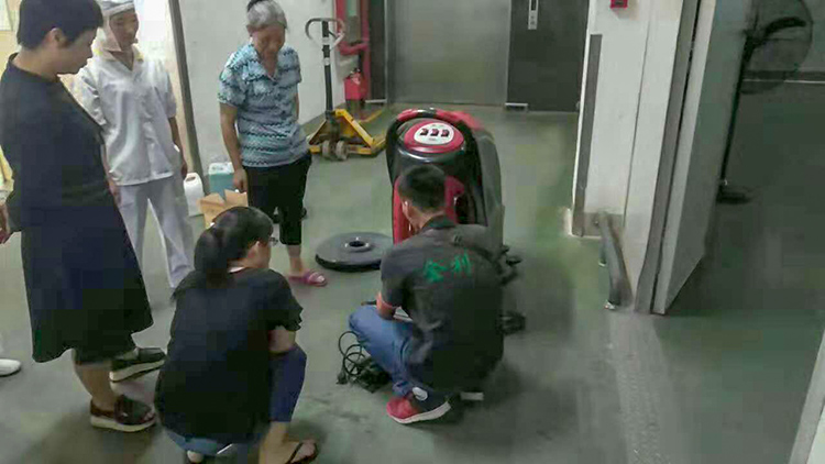 不同地面的清洗应如何选购全自动洗地机配件