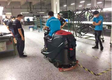 驾驶式洗地机不但清洁效果很棒，没想到抑尘效果更明显！