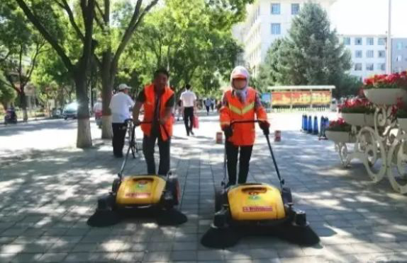 小区清洁利器|手推式扫地机大家可以了解一下~